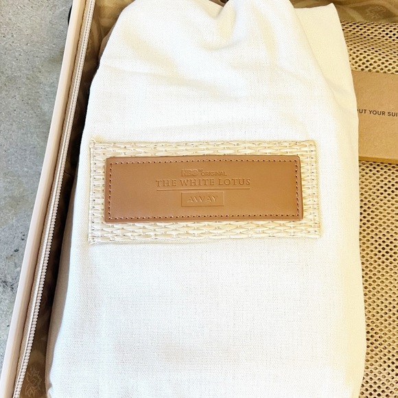 NEW! AWAY x The White Lotus “In Paradise” Limited Edition Carryon Suitcase - Picture 9 of 15